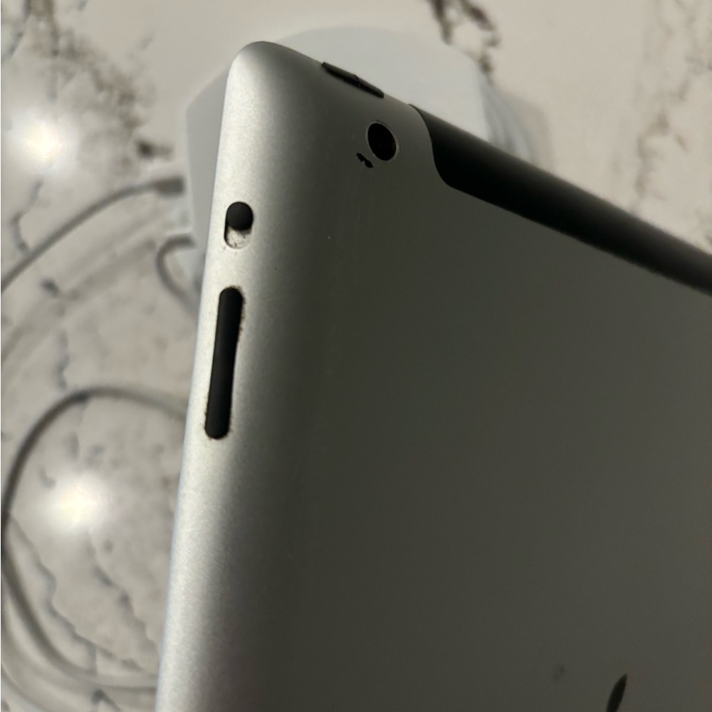 iPad 3rd Gen / 32GB - Picture 5 of 8